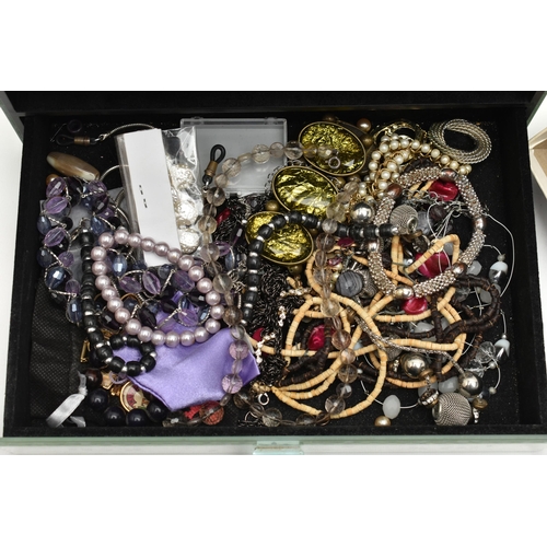 186 - A MIRROR JEWELLERY BOX WITH CONTENTS, a two draw mirror jewellery box with contents of costume jewel... 