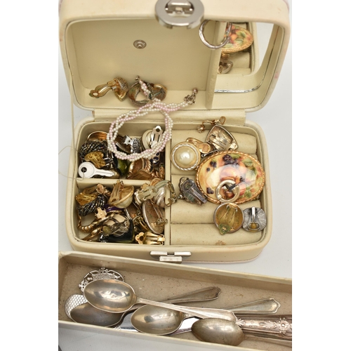 186 - A MIRROR JEWELLERY BOX WITH CONTENTS, a two draw mirror jewellery box with contents of costume jewel... 