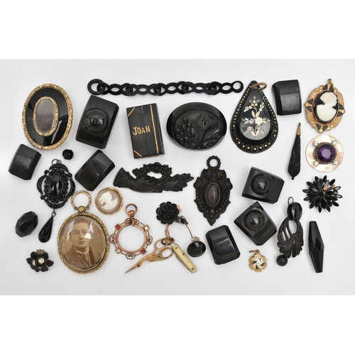 129 - ASSORTED JEWELLERY, to include an AF gold plated mourning brooch with vacant glazed compartment to t... 