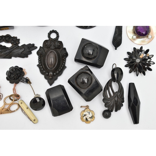 129 - ASSORTED JEWELLERY, to include an AF gold plated mourning brooch with vacant glazed compartment to t... 