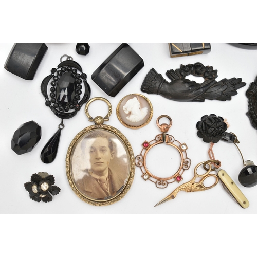 129 - ASSORTED JEWELLERY, to include an AF gold plated mourning brooch with vacant glazed compartment to t... 