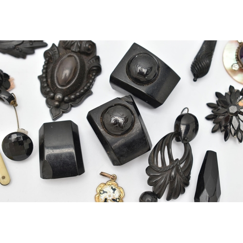 129 - ASSORTED JEWELLERY, to include an AF gold plated mourning brooch with vacant glazed compartment to t... 