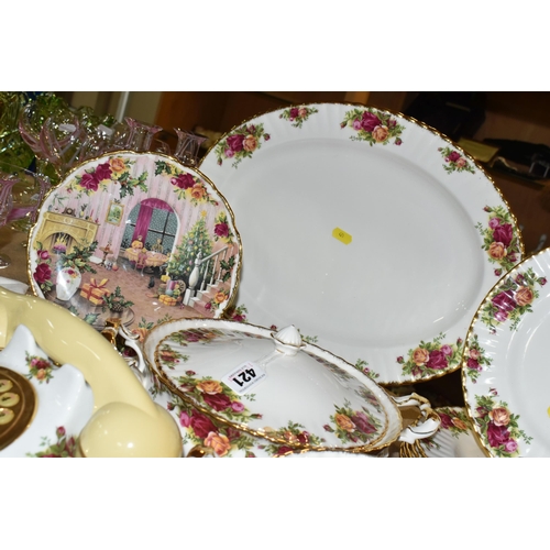 421 - A SELECTION OF ROYAL ALBERT OLD COUNTRY ROSES CERAMICS ETC, comprising six dinner plates, two tureen... 