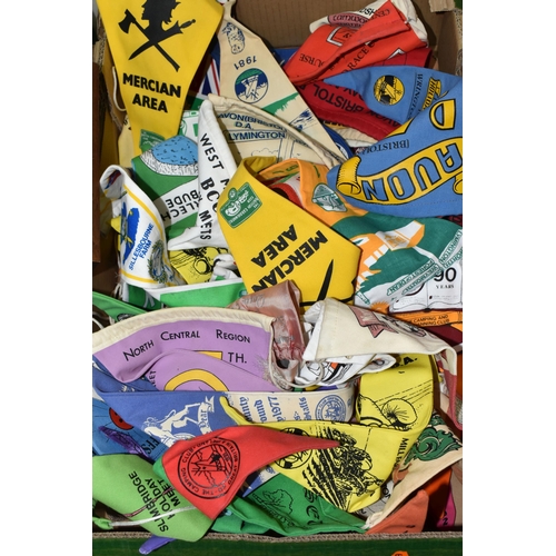 442 - A BOX CONTAINING A QUANTITY OF VARIOUS CARAVAN CLUB PENNANTS