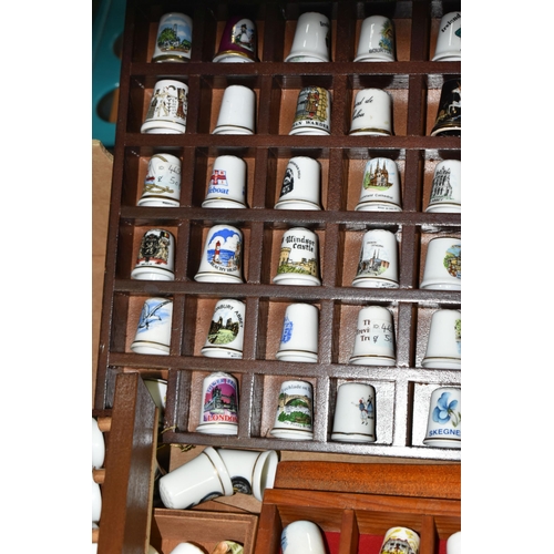 506 - SEVERAL HUNDRED ASSORTED COLLECTORS THIMBLES, to include birds, horses, dogs and tourist themes, bra... 