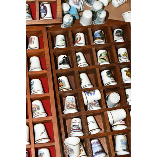 506 - SEVERAL HUNDRED ASSORTED COLLECTORS THIMBLES, to include birds, horses, dogs and tourist themes, bra... 