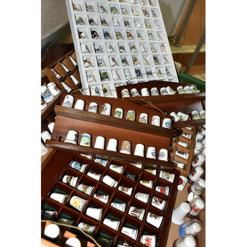 506 - SEVERAL HUNDRED ASSORTED COLLECTORS THIMBLES, to include birds, horses, dogs and tourist themes, bra... 