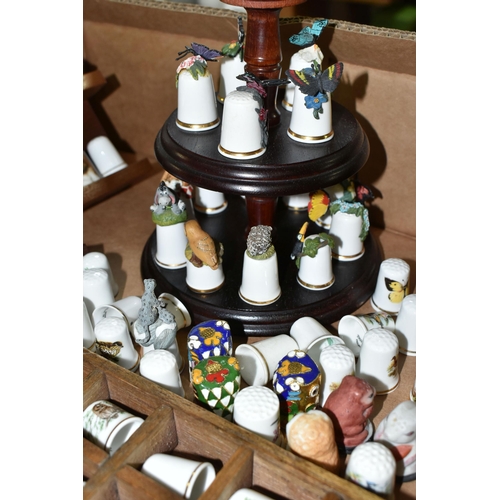 506 - SEVERAL HUNDRED ASSORTED COLLECTORS THIMBLES, to include birds, horses, dogs and tourist themes, bra... 