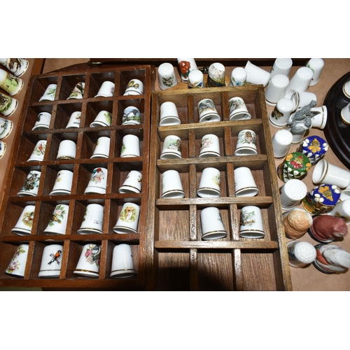 506 - SEVERAL HUNDRED ASSORTED COLLECTORS THIMBLES, to include birds, horses, dogs and tourist themes, bra... 