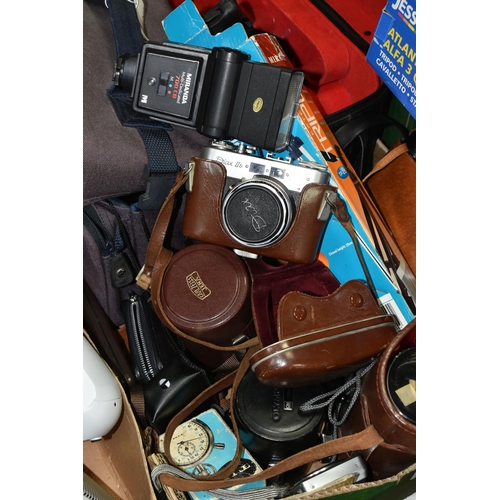 526 - VINTAGE PHOTOGRAPHIC EQUIPMENT AND BINOCULARS ETC, to include an Olympus OM101 power zoom SLR camera... 