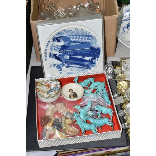 532 - A BOX AND LOOSE GLASS STOPPERS, POSTCARDS AND CERAMICS, to include a collection of crystal, glass an... 