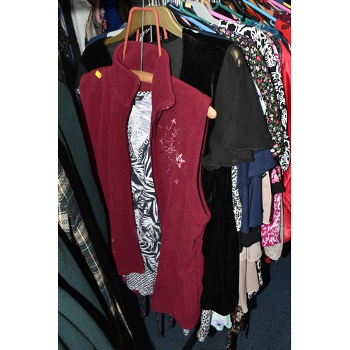 601 - A LARGE QUANTITY OF LADIES' CLOTHING, to include leather jackets, overcoats, blouses, skirts, dresse... 