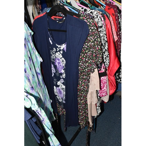 601 - A LARGE QUANTITY OF LADIES' CLOTHING, to include leather jackets, overcoats, blouses, skirts, dresse... 