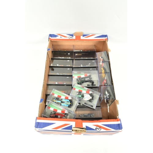 71 - TWO TRAYS OF DISPLAYED FORMULA 1 CARS AND MATCHING FORMULA 1 THE CAR COLLECTION MAGAZINES, a complet... 