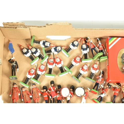 98 - A QUANTITY OF BOXED AND UNBOXED MODERN BRITAINS SOLDIER FIGURES, mainly Guardsman and Band figures, ... 