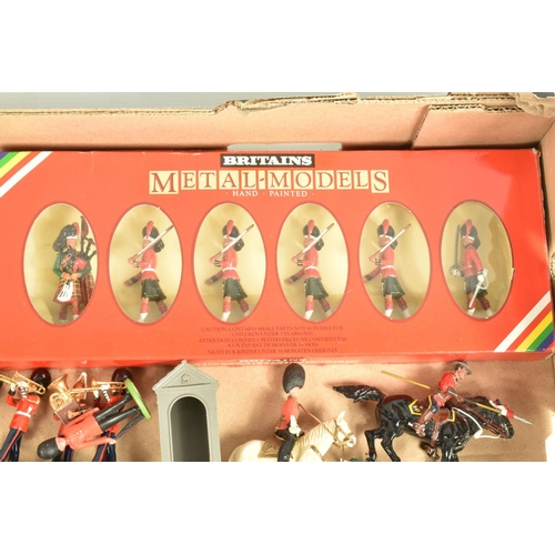 98 - A QUANTITY OF BOXED AND UNBOXED MODERN BRITAINS SOLDIER FIGURES, mainly Guardsman and Band figures, ... 