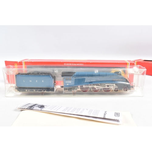 282 - TWO BOXED HORNBY RAILWAYS OO GAUGE L.N.E.R. LOCOMOTIVES, 'Flying Scotsman' No.4472, L.N.E.R. lined g... 