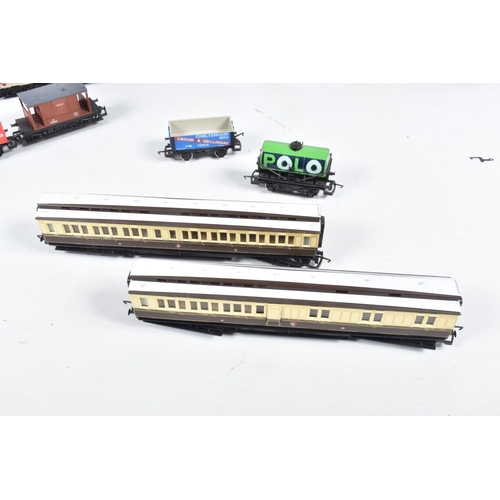 287 - A QUANTITY OF UNBOXED AND ASSORTED OO GAUGE MODEL RAILWAY ITEMS, to include Hornby class 86 locomoti... 