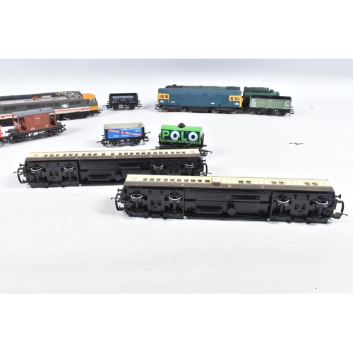 287 - A QUANTITY OF UNBOXED AND ASSORTED OO GAUGE MODEL RAILWAY ITEMS, to include Hornby class 86 locomoti... 