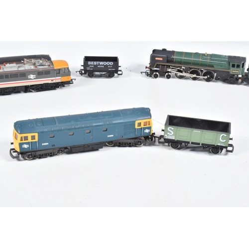 287 - A QUANTITY OF UNBOXED AND ASSORTED OO GAUGE MODEL RAILWAY ITEMS, to include Hornby class 86 locomoti... 