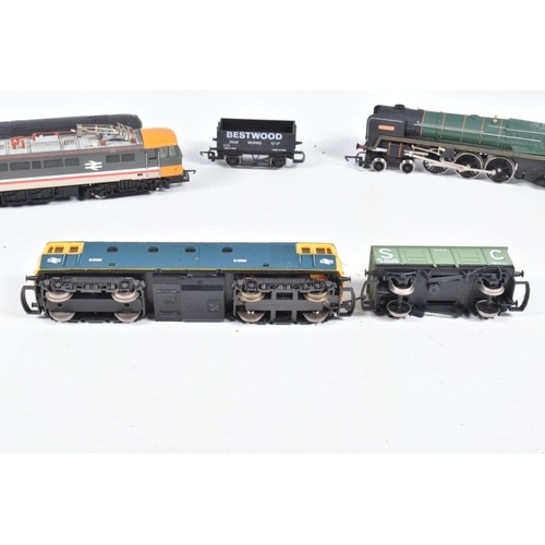 287 - A QUANTITY OF UNBOXED AND ASSORTED OO GAUGE MODEL RAILWAY ITEMS, to include Hornby class 86 locomoti... 