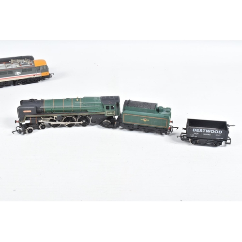 287 - A QUANTITY OF UNBOXED AND ASSORTED OO GAUGE MODEL RAILWAY ITEMS, to include Hornby class 86 locomoti... 