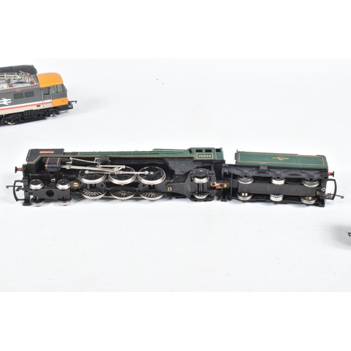 287 - A QUANTITY OF UNBOXED AND ASSORTED OO GAUGE MODEL RAILWAY ITEMS, to include Hornby class 86 locomoti... 