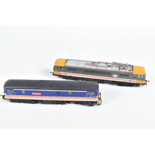 287 - A QUANTITY OF UNBOXED AND ASSORTED OO GAUGE MODEL RAILWAY ITEMS, to include Hornby class 86 locomoti... 