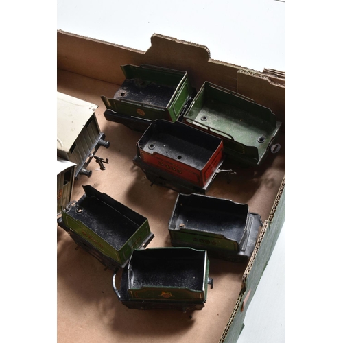 293 - A QUANTITY OF BOXED AND UNBOXED HORNBY O GAUGE ROLLING STOCK, to include 2 x boxed No.1 Rotary Tippi... 