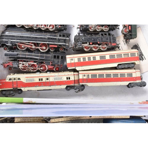 297 - A QUANTITY OF ASSORTED MARKLIN HO GAUGE LOCOMOTIVES, to include articulated three car diesel set (ST... 