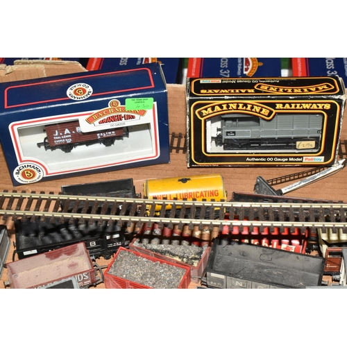 300 - A QUANTITY OF UNBOXED AND ASSORTED OO GAUGE MODEL RAILWAY ITEMS, majority in damaged or playworn con... 