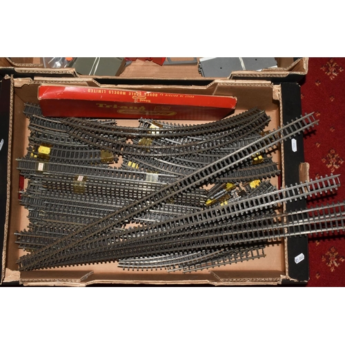 307 - A QUANTITY OF BOXED AND UNBOXED OO GAUGE TRI-ANG AND HORNBY RAILWAYS LINESIDE BUILDINGS AND ACCESSOR... 