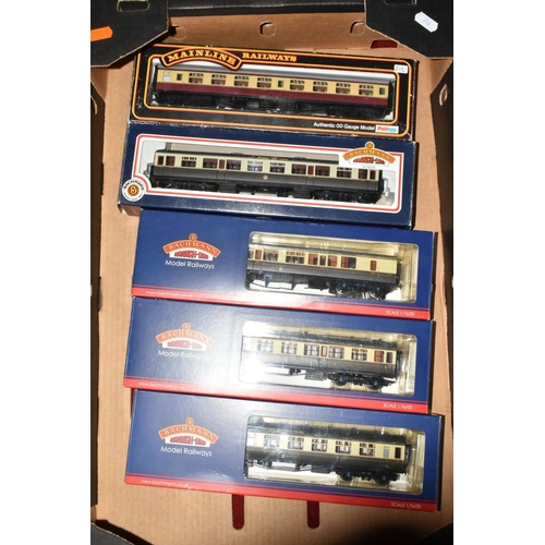 308 - A QUANTITY OF BOXED AND UNBOXED OO GAUGE GREAT WESTERN RAILWAY COACHING STOCK, assorted Collett, Haw... 