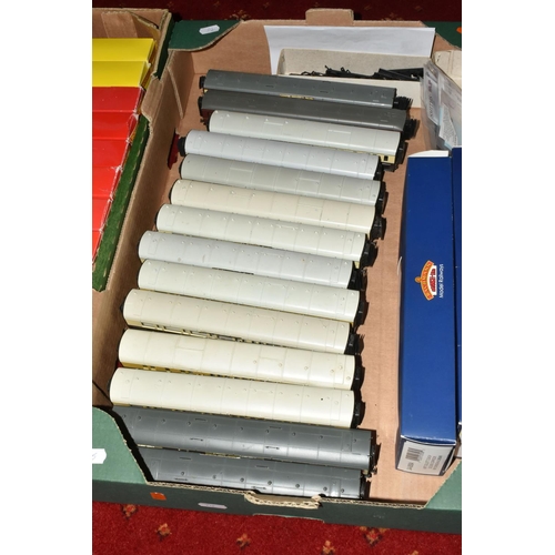 308 - A QUANTITY OF BOXED AND UNBOXED OO GAUGE GREAT WESTERN RAILWAY COACHING STOCK, assorted Collett, Haw... 