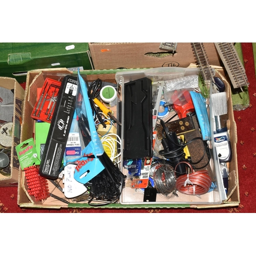 309 - A QUANTITY OF UNBOXED AND ASSORTED OO GAUGE MODEL RAILWAY ACCESSORIES AND TOOLS ETC., to include bui... 