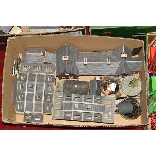 309 - A QUANTITY OF UNBOXED AND ASSORTED OO GAUGE MODEL RAILWAY ACCESSORIES AND TOOLS ETC., to include bui... 