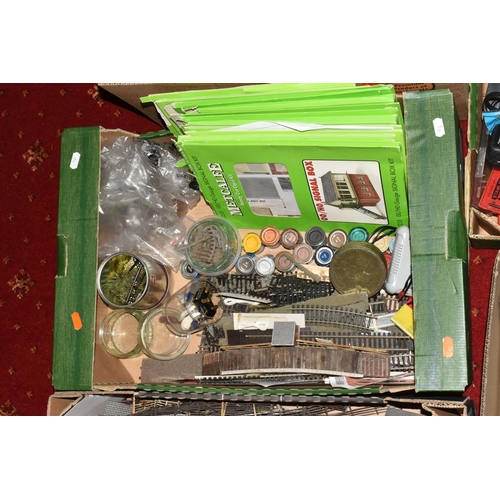 309 - A QUANTITY OF UNBOXED AND ASSORTED OO GAUGE MODEL RAILWAY ACCESSORIES AND TOOLS ETC., to include bui... 