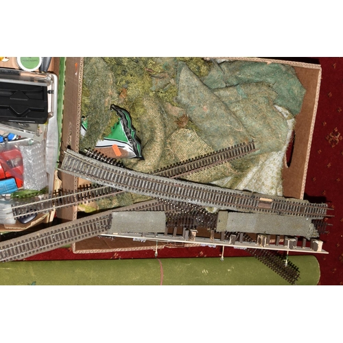 309 - A QUANTITY OF UNBOXED AND ASSORTED OO GAUGE MODEL RAILWAY ACCESSORIES AND TOOLS ETC., to include bui... 