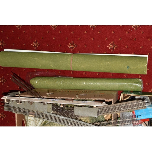 309 - A QUANTITY OF UNBOXED AND ASSORTED OO GAUGE MODEL RAILWAY ACCESSORIES AND TOOLS ETC., to include bui... 