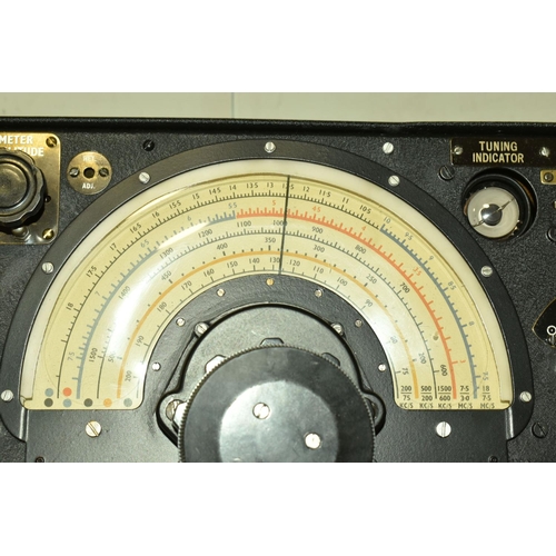 364 - A WWII AIR MINISTRY R1155B RADIO COMMUNICATION RECEIVER, plaque present signed receiver type R.1155.... 