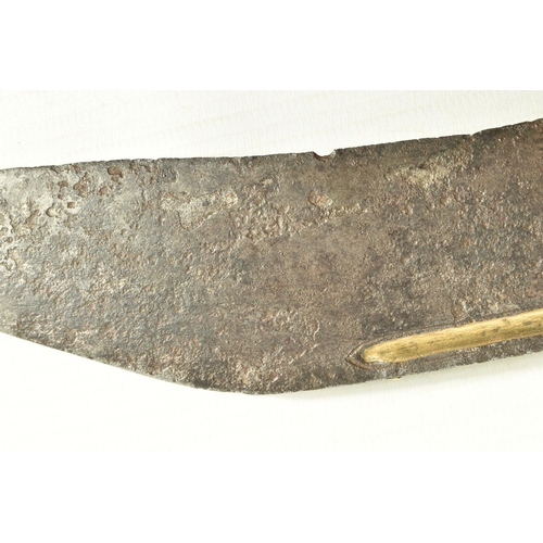 422 - A SRI LANKEN PHIA KAETTA (KANDYAN KNIFE), this has a decorative horn handle with ornate white metal ... 