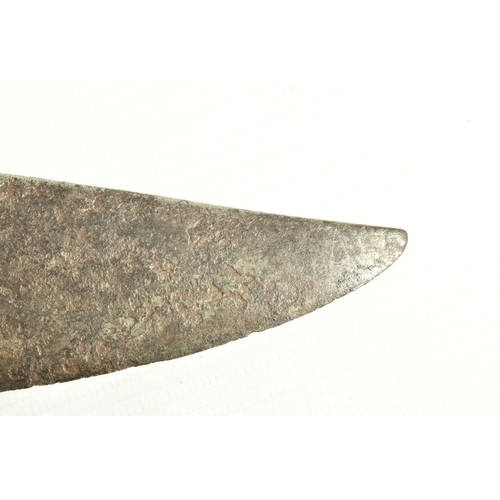 422 - A SRI LANKEN PHIA KAETTA (KANDYAN KNIFE), this has a decorative horn handle with ornate white metal ... 