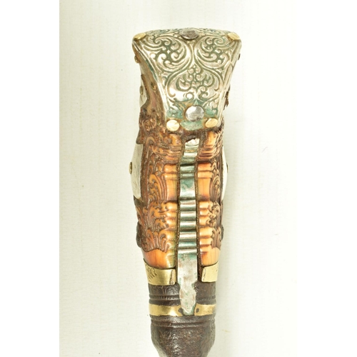 422 - A SRI LANKEN PHIA KAETTA (KANDYAN KNIFE), this has a decorative horn handle with ornate white metal ... 