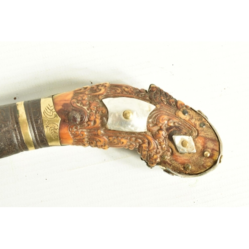 422 - A SRI LANKEN PHIA KAETTA (KANDYAN KNIFE), this has a decorative horn handle with ornate white metal ... 