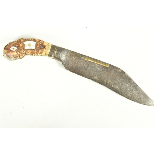 422 - A SRI LANKEN PHIA KAETTA (KANDYAN KNIFE), this has a decorative horn handle with ornate white metal ... 