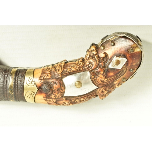 422 - A SRI LANKEN PHIA KAETTA (KANDYAN KNIFE), this has a decorative horn handle with ornate white metal ... 