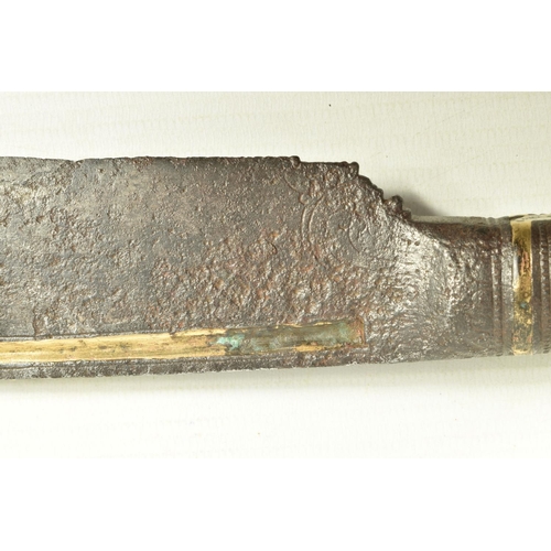 422 - A SRI LANKEN PHIA KAETTA (KANDYAN KNIFE), this has a decorative horn handle with ornate white metal ... 