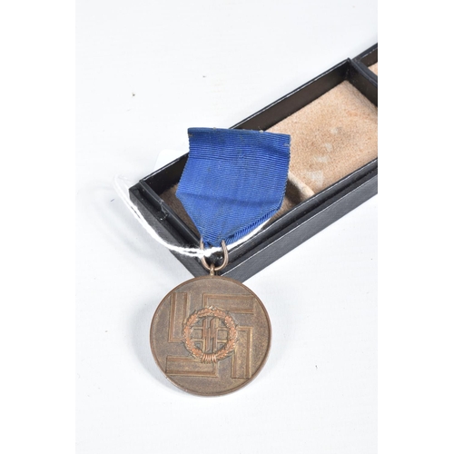 438 - A GERMAN WWII ERA SS 8 YEAR LONG SERVICE AWARD, this award has got a teardrop loop and a blue ribbon... 