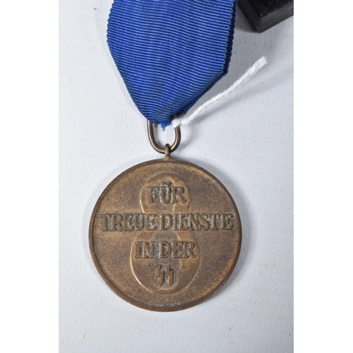 438 - A GERMAN WWII ERA SS 8 YEAR LONG SERVICE AWARD, this award has got a teardrop loop and a blue ribbon... 