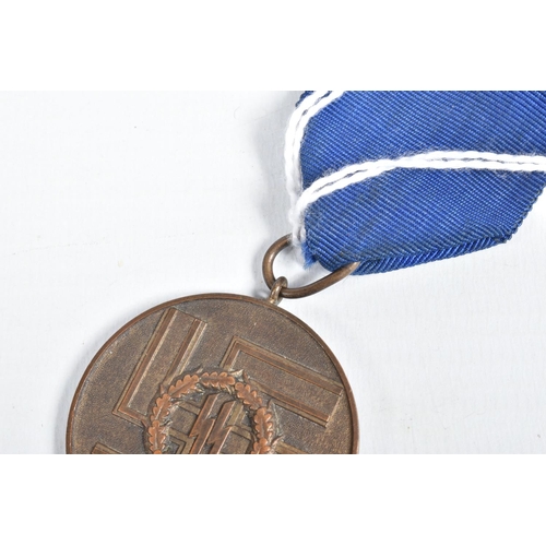 438 - A GERMAN WWII ERA SS 8 YEAR LONG SERVICE AWARD, this award has got a teardrop loop and a blue ribbon... 